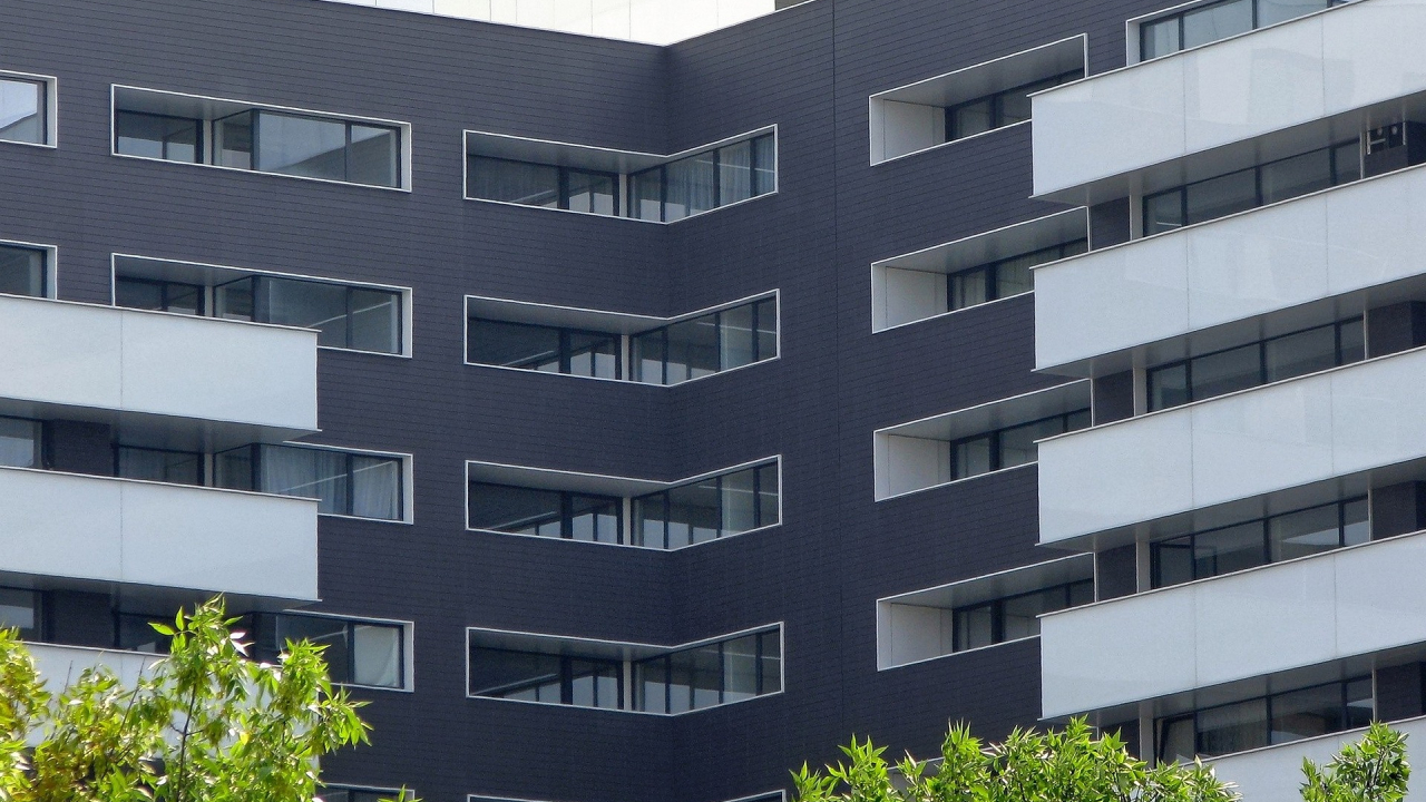 Pulsul economiei - investițiile imobiliare la jumătate față de 2022 în România