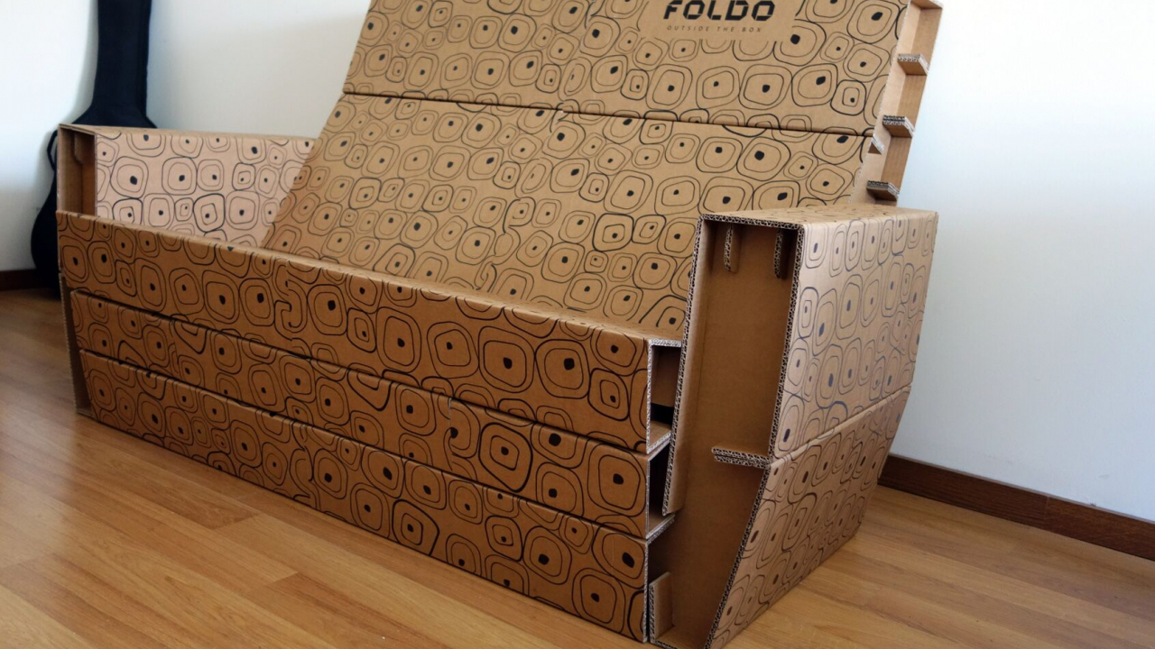 Afaceri din carton: românii care fac mobilă dintr-o simplă cutie