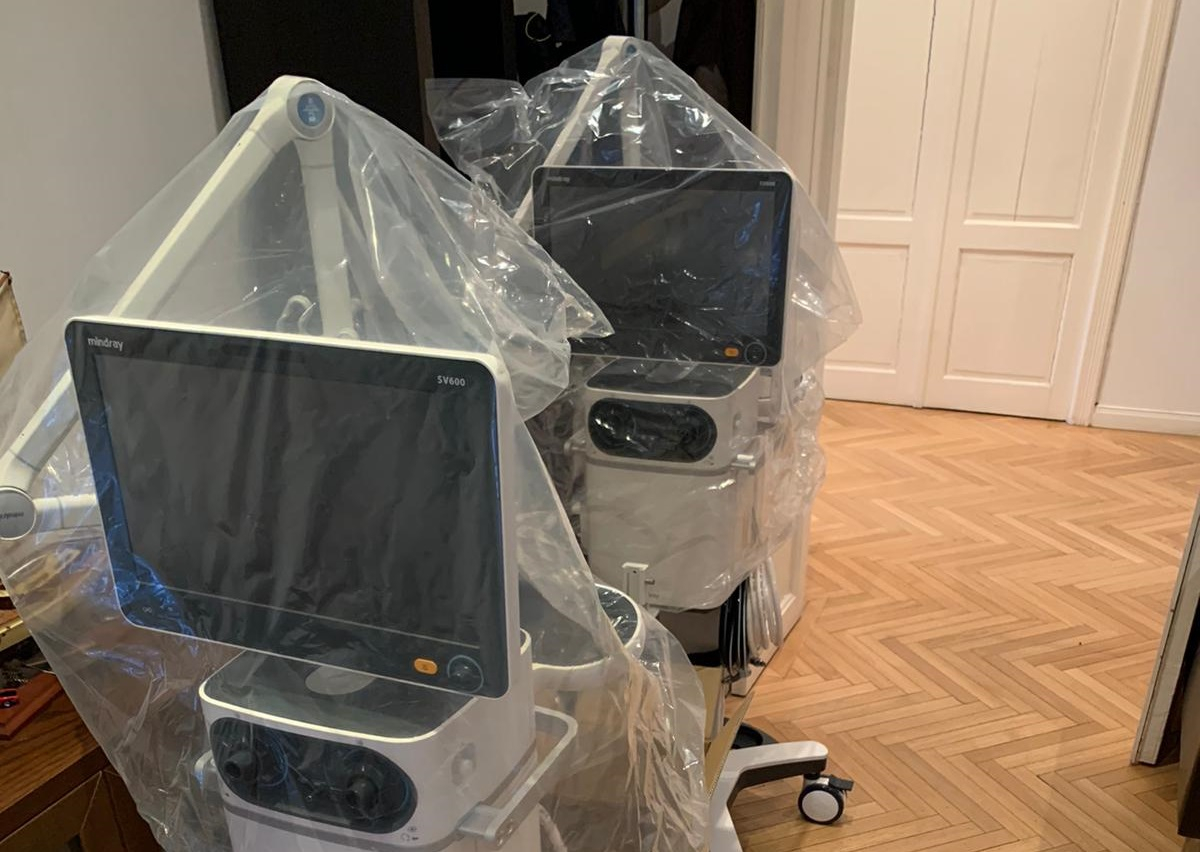Două ventilatoare mobile, ce vor ajuta medicii să salveze vieți, au ajuns în România