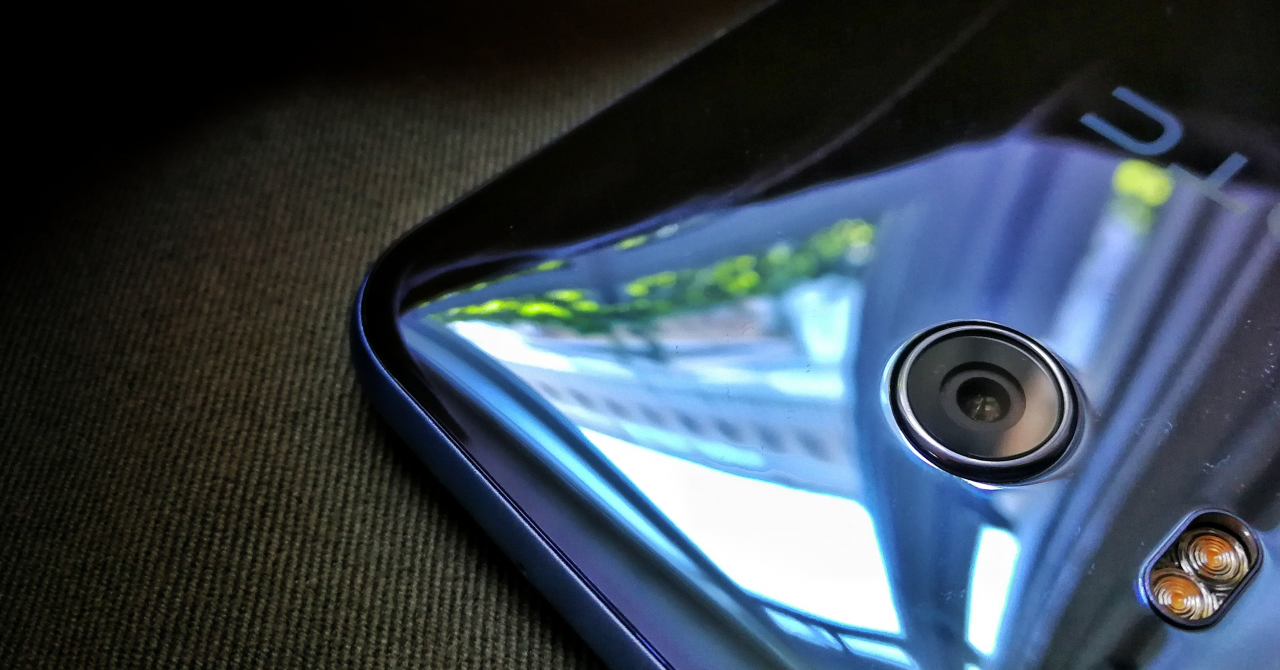 HTC U11, primele impresii: reflexii limpezi ca apa pe o piață tulbure