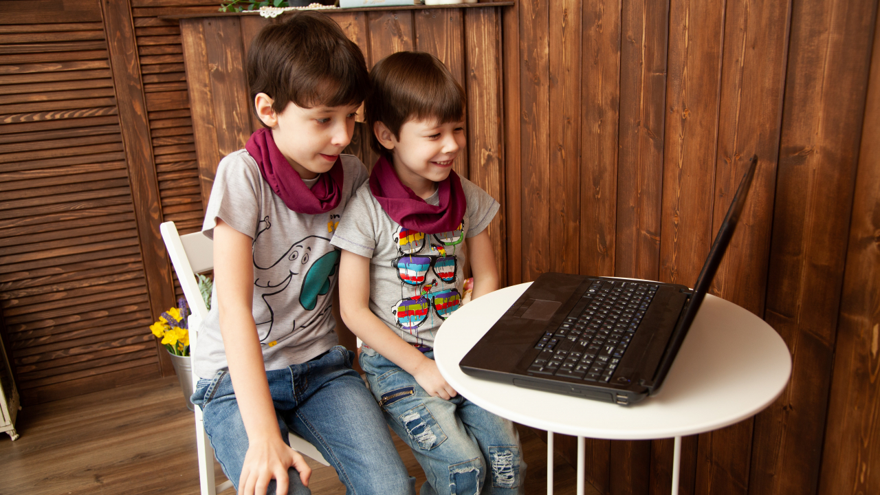 IT4Kids, programul de dotare a elevilor de la sate cu laptopuri și tablete