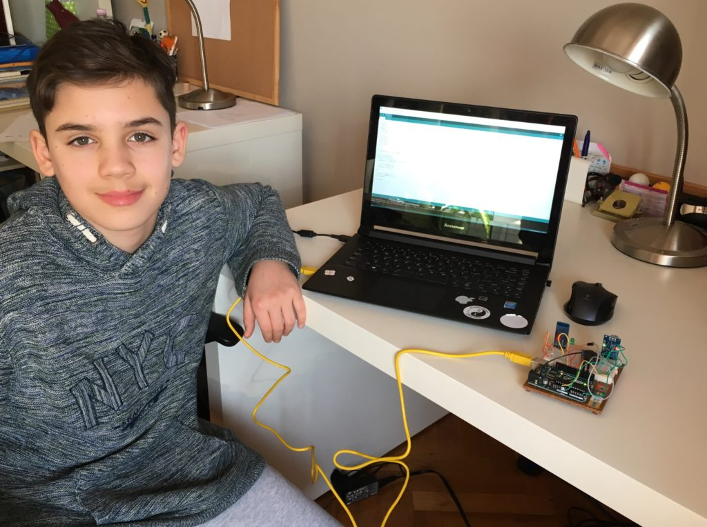 Românul care a făcut un robot ce măsoară nivelul de CO2 din clase