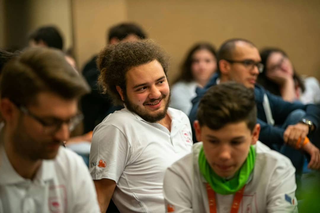 La 22 de ani dă elevilor din Galați și Pitești ce școala nu poate