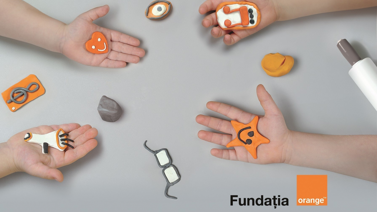 Afostodată aduce povești pentru copiii cu dizabilități în școli