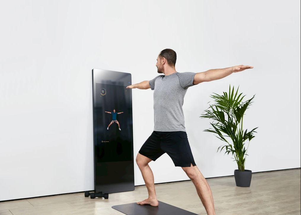 Oglinda inteligentă creată de un român, vândută către o companie de HealthTech