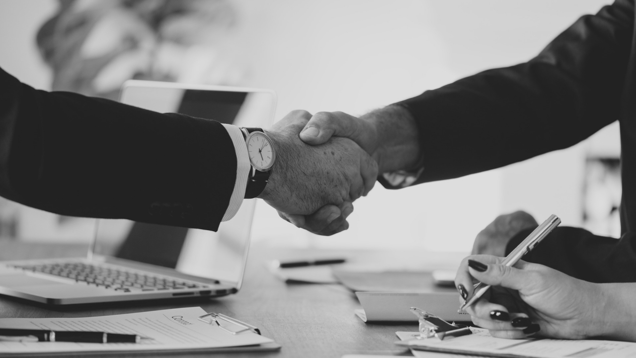 Hai să-ți pun o pilă la niște oameni foarte mișto, nu vrei?