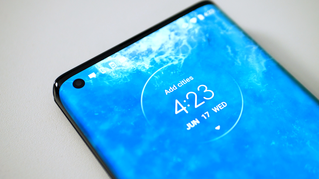 Motorola edge+, disponibil la precomandă: husă din piele de piton cadou