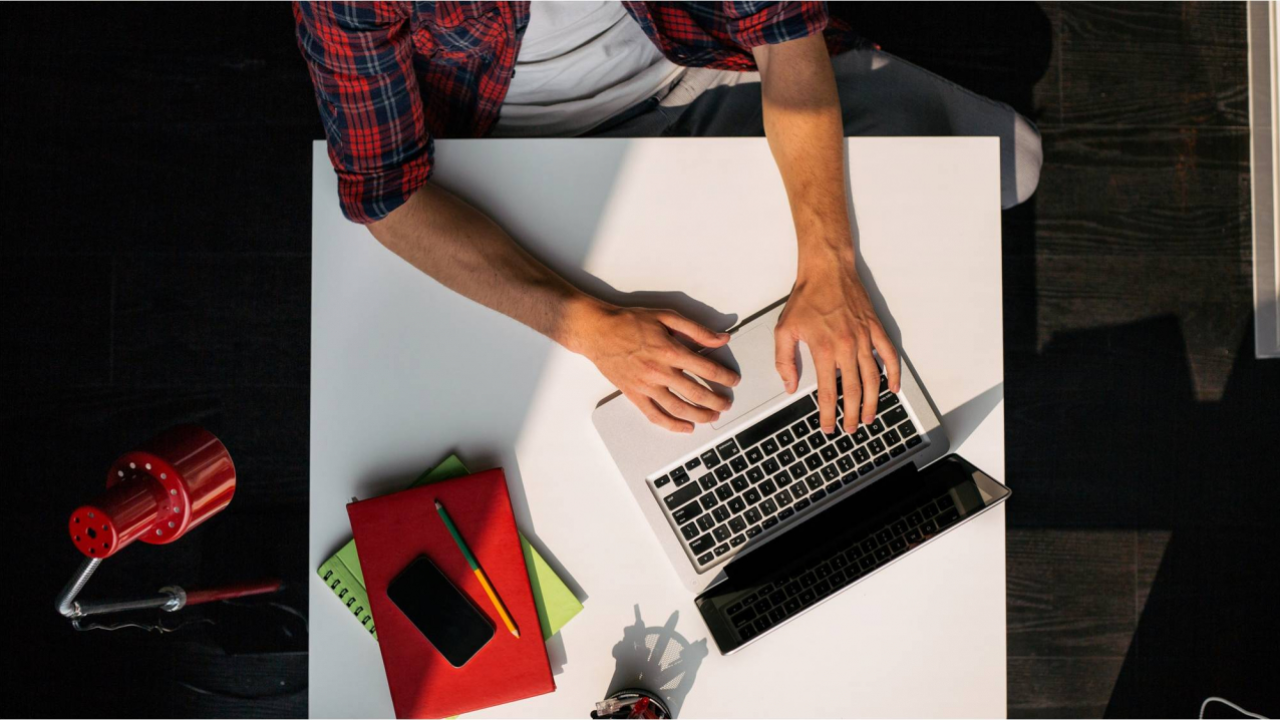 Ai depășit media? Cât au cheltuit românii în ”luna cadourilor”