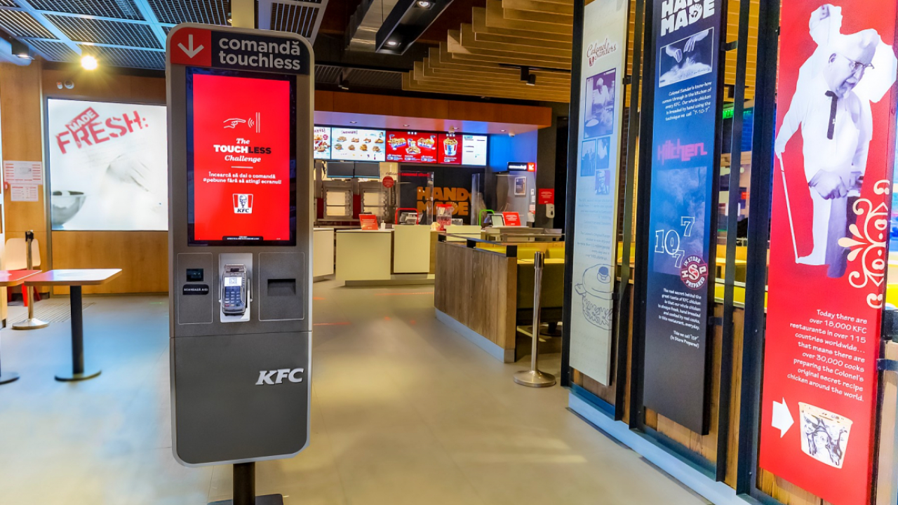 Sistemul de kiosk touchless al KFC, disponibil în mai multe locații din Capitală