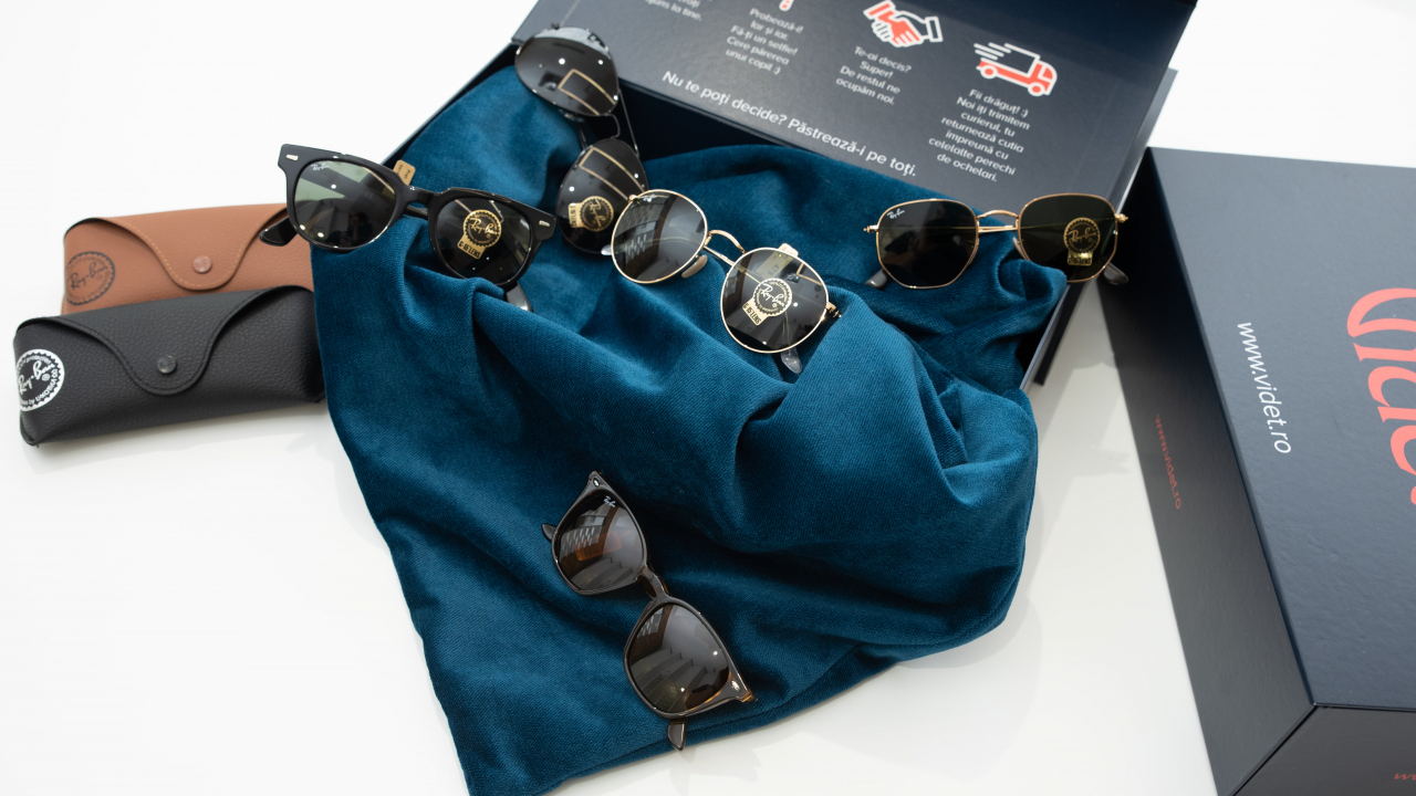 Magazinul online românesc ce permite să probezi cinci ochelari acasă