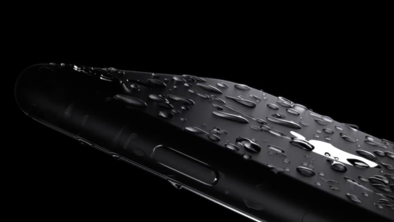 Telefoane rezistente la apă: trei modele pe care le poți lua în mare