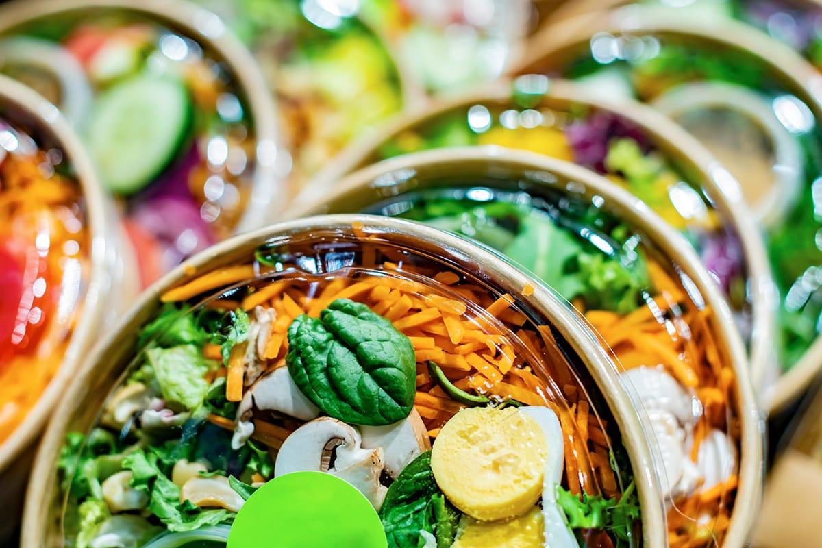 Mai sunt caserolele de plastic alegerea profitabilă pentru firmele de catering?