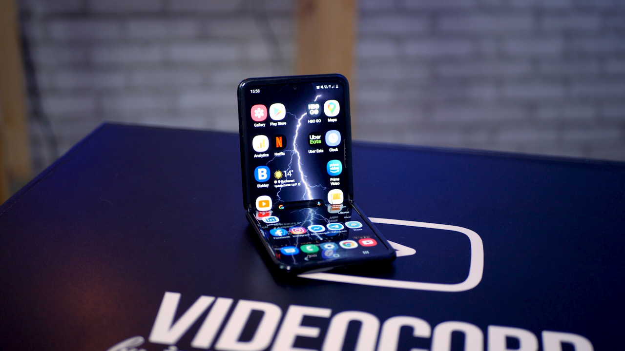 Românii cheltuie 2 mil EUR pe telefoane pliabile. Ce modele preferă