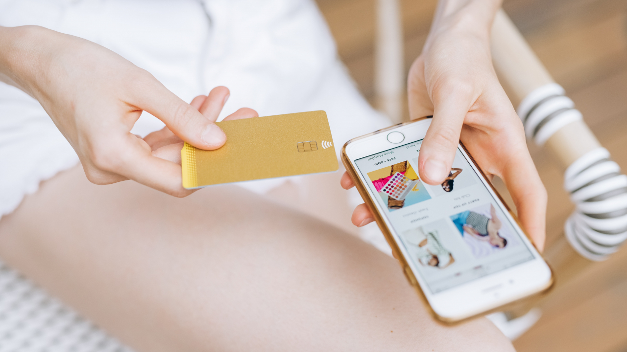 Numărul tranzacțiilor online cu cardul a crescut cu 50% în primele 9 luni 2021