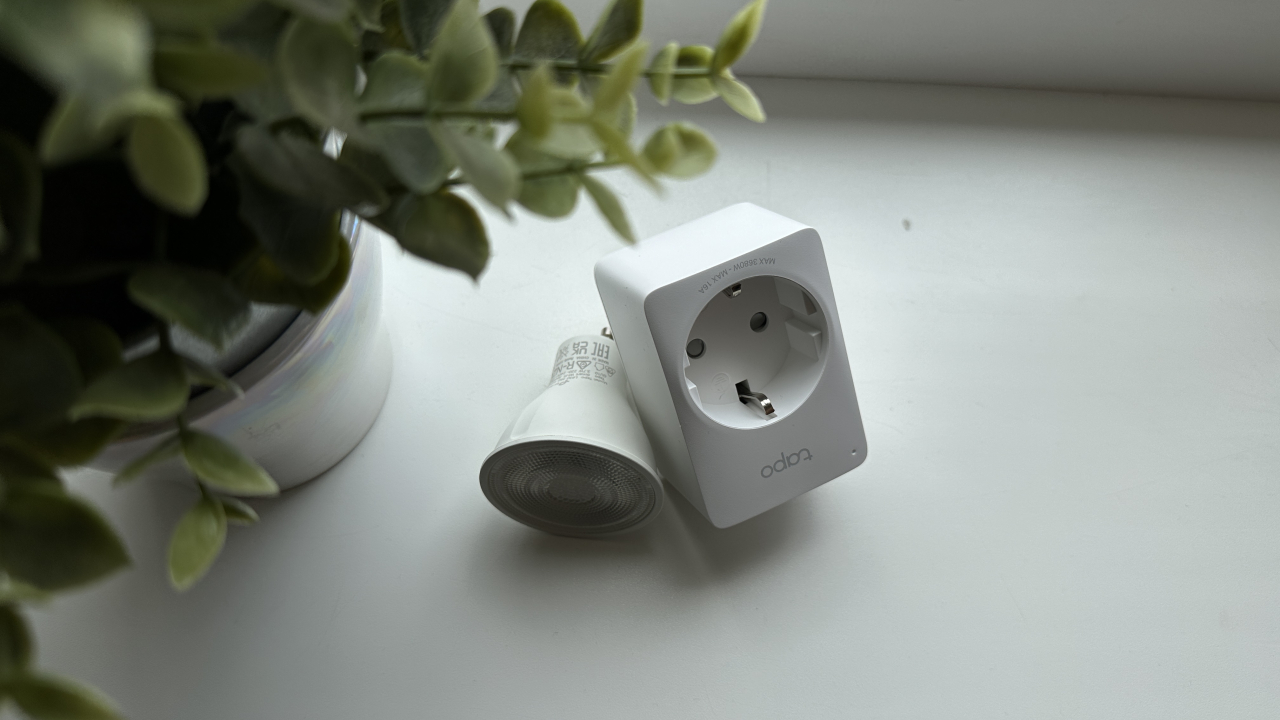 REVIEW Tapo P110 și Tapo L630: mini priză smart și bec cu milioane de culori
