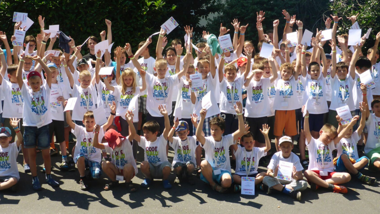 Școala de programare cu activități în aer liber unde tinerii construiesc roboți