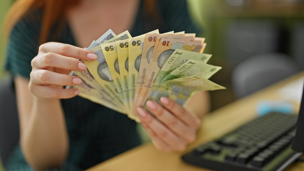 Peste jumătate dintre români fac cumpărături de Crăciun cu cash