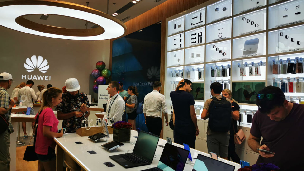 Huawei a deschis în România un magazin pe modelul Apple