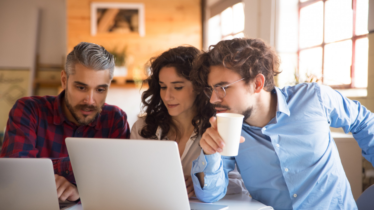 Doar 18% dintre companii reușesc să obțină valoare din AI, deși 86% își cresc investițiile