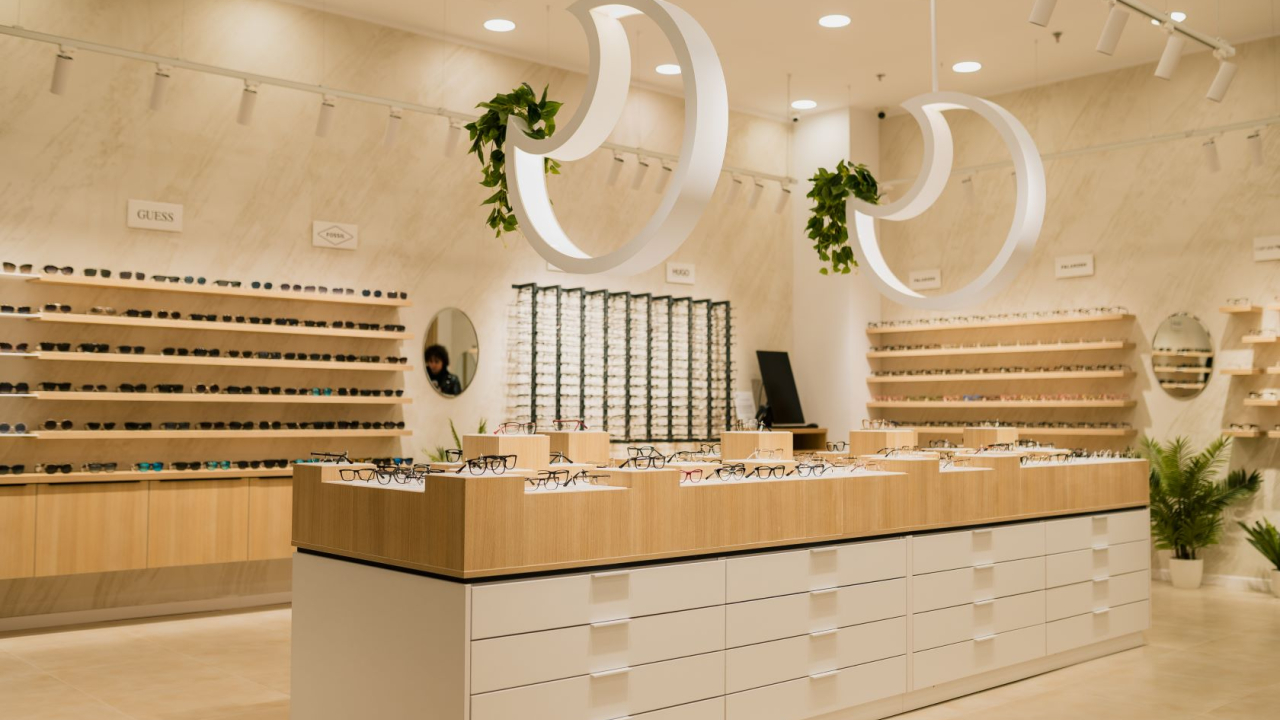 Lensa ajunge la 10 ani și se extinde accelerat cu magazine fizice în țară