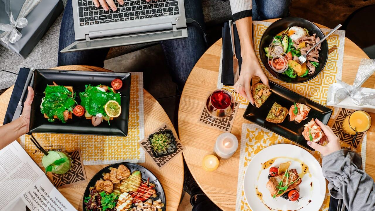 Pauzele de masă adecvate și rolul lor în companiile de succes - de ce sunt esențiale pentru sănătatea angajaților și productivitatea echipei?