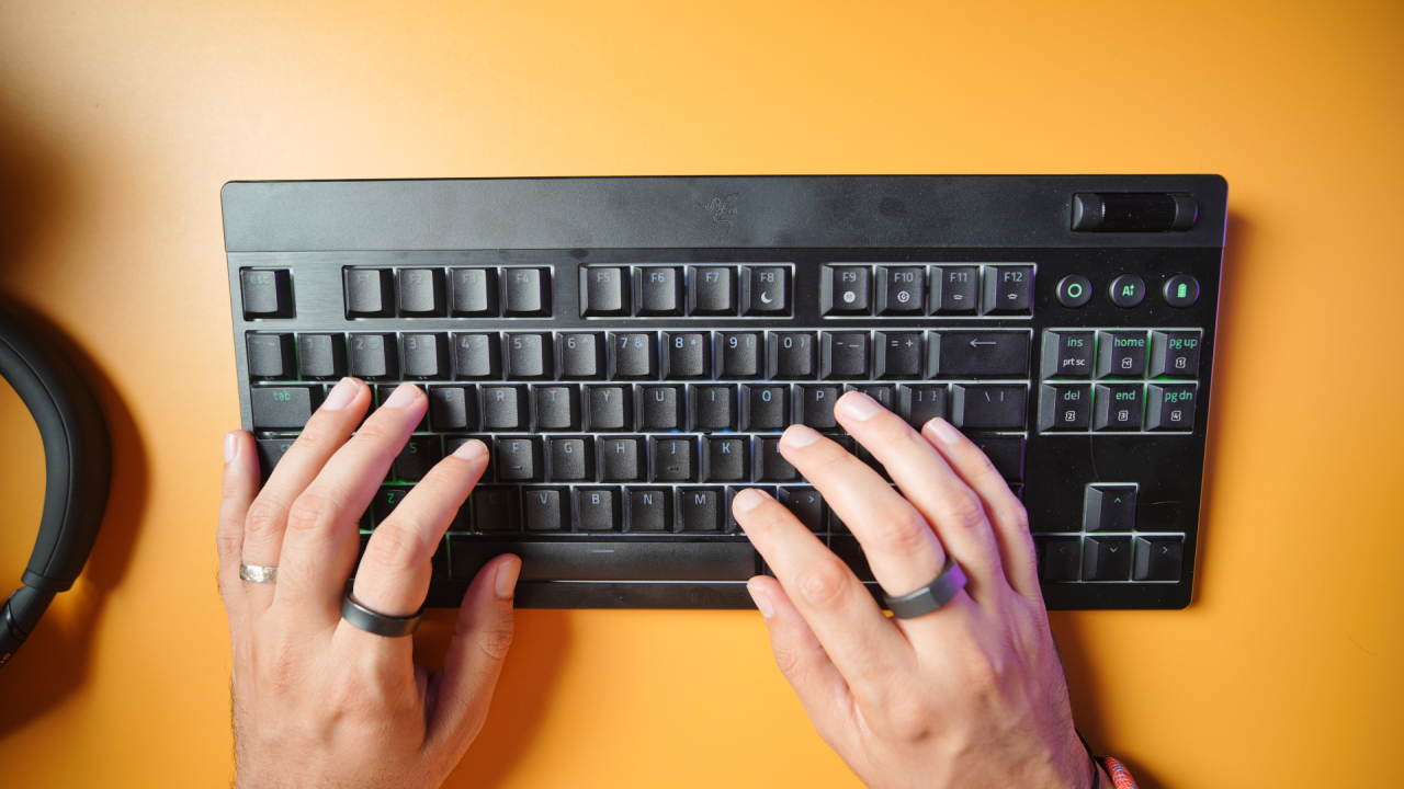 Review Razer BlackWidow V4 Low-Profile Hyperspeed: business in the front, party in the back