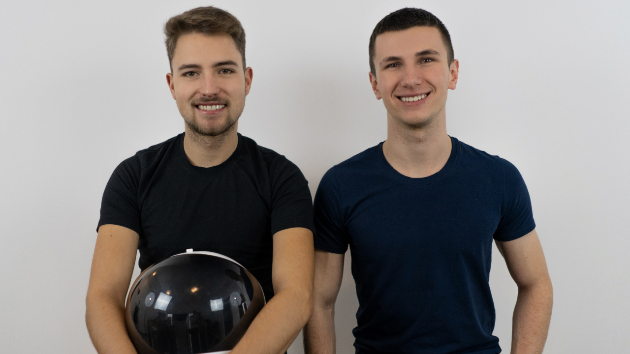 Antreprenori de mici, doi tineri au creat propriul brand de șosete în România