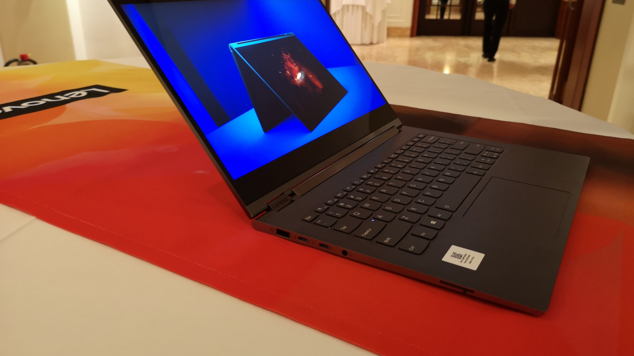 Lenovo Yoga C930 e un laptop cu sunet care te urmărește
