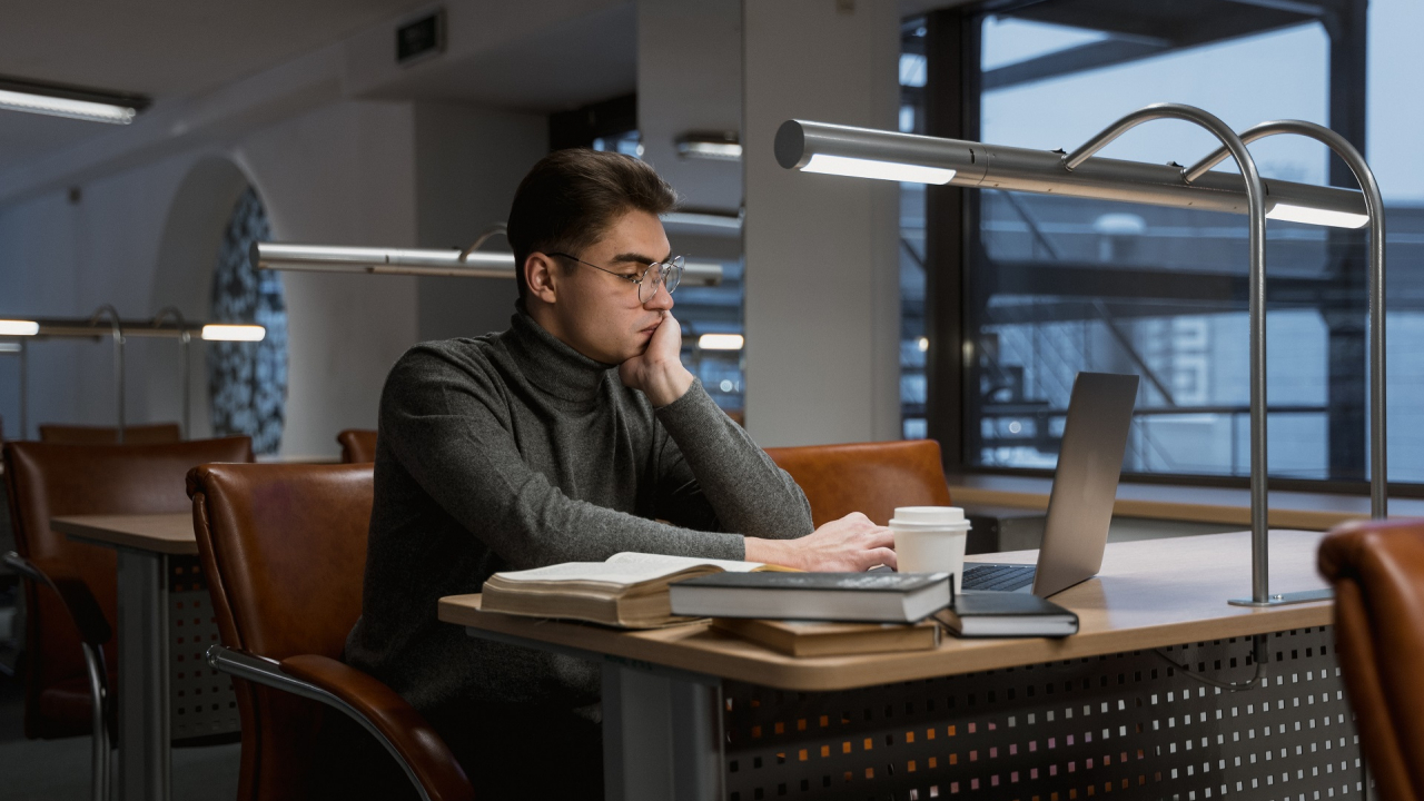 Site-ul care te face mai deștept în pauza de muncă