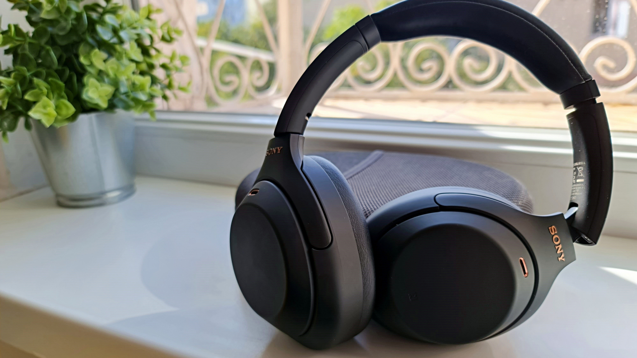 REVIEW Sony WH-1000XM4: același design, conectivitate îmbunătățită