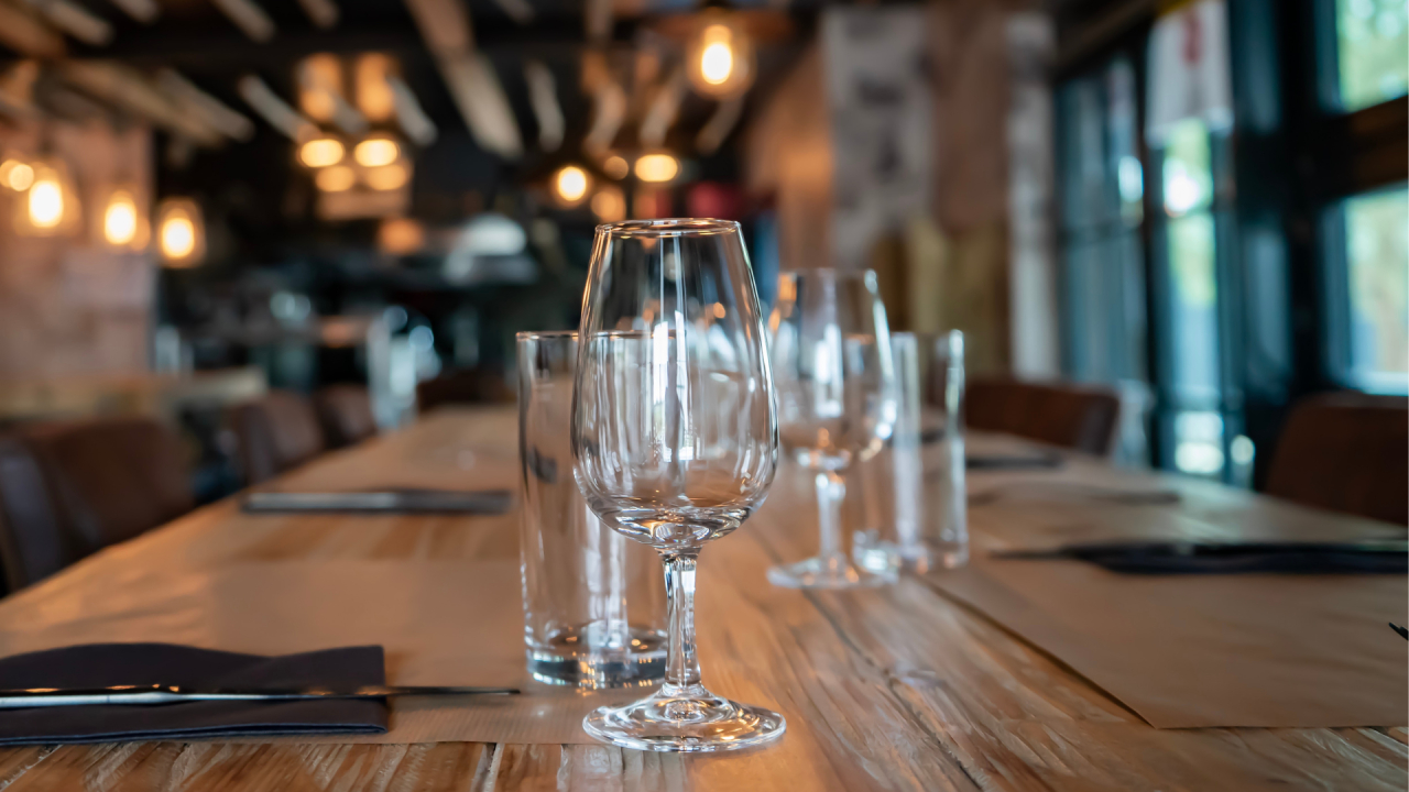 Impactul inflației: 1 din 2 români merge mai rar la restaurant