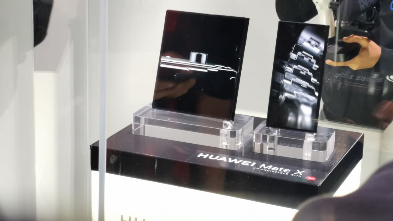 Huawei Mate X: telefonul pliabil al chinezilor, prezentat oficial