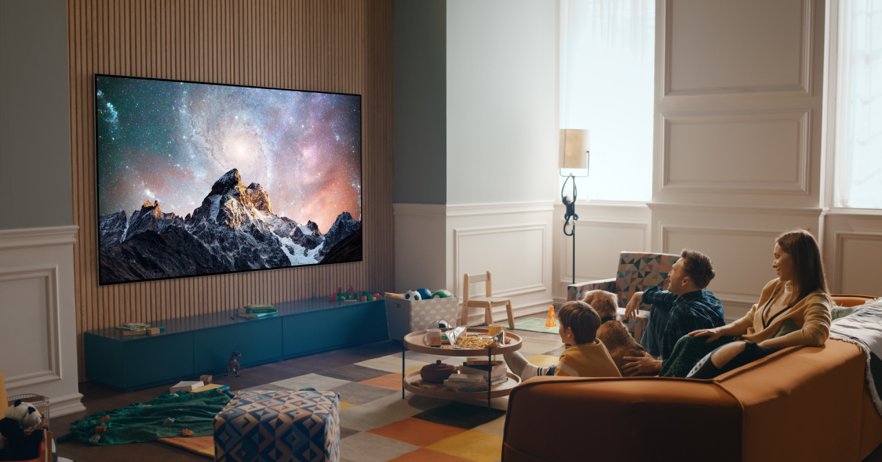 LG lansează primul televizor OLED cu o diagonală de 2,4 metri
