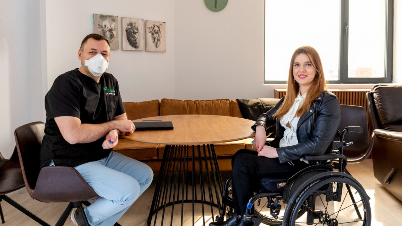 Rețeaua de clinici care oferă transport gratuit pentru persoanele cu dizabilități