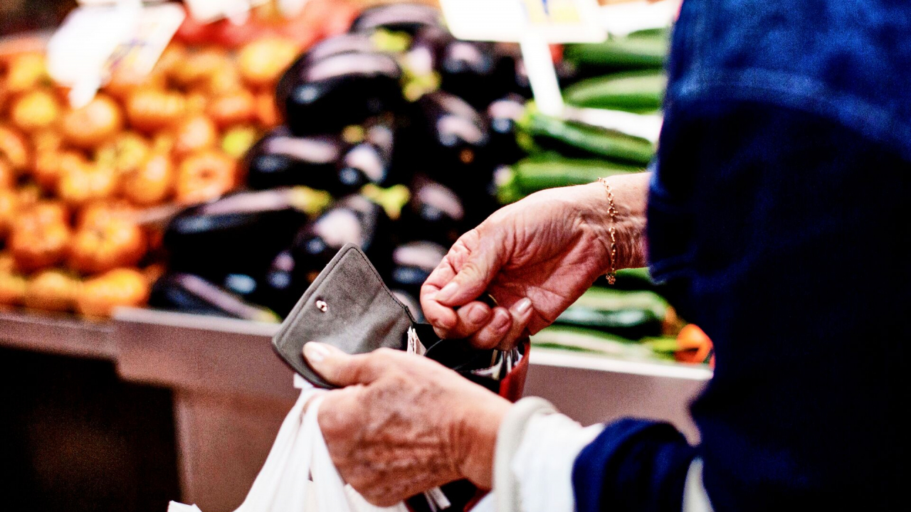 Aproape 40% din români rămân fără bani la sfârșitul lunii