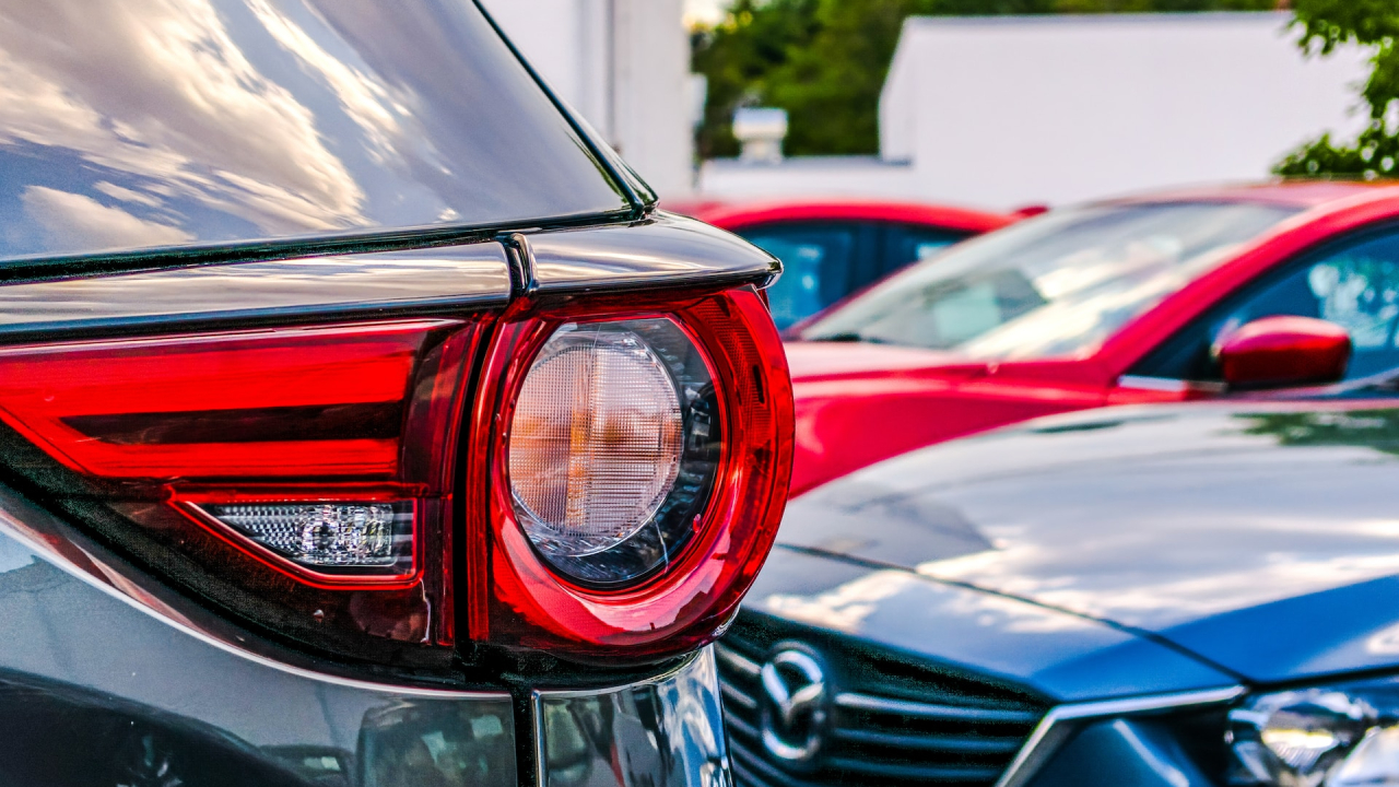 Românii merg spre mașini SH pentru că așteaptă prea mult după mașini noi