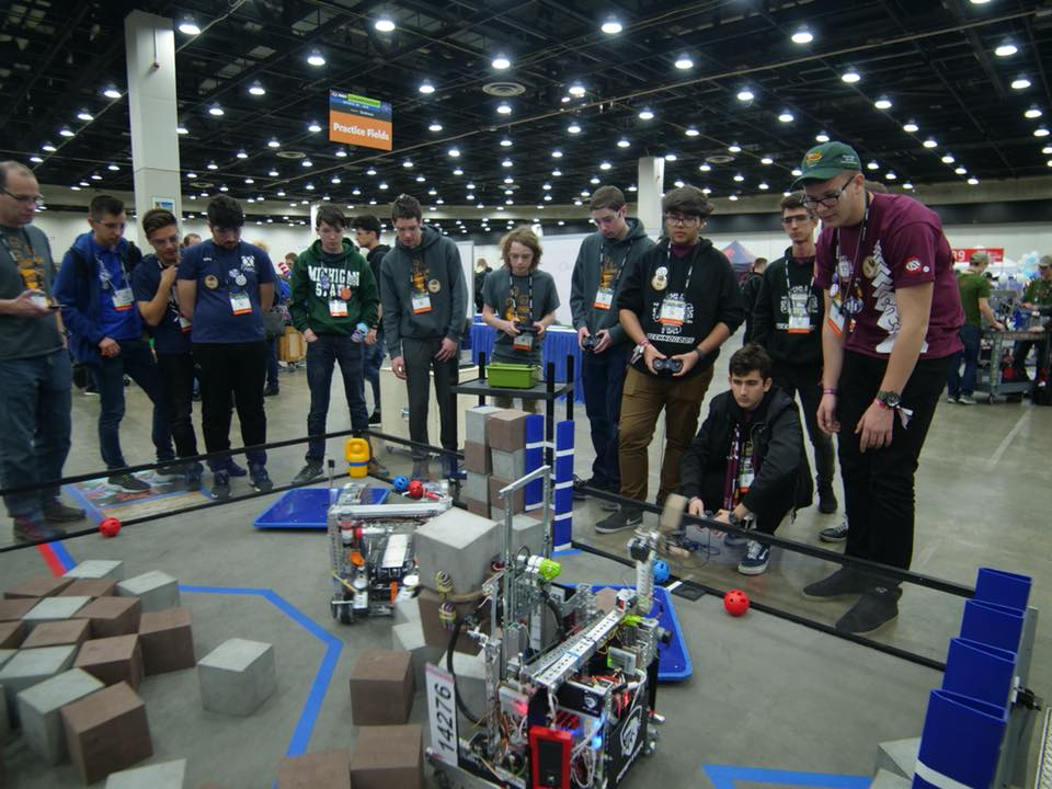 RoboRomânia - semifinaliști la Campionatul Mondial de Robotică