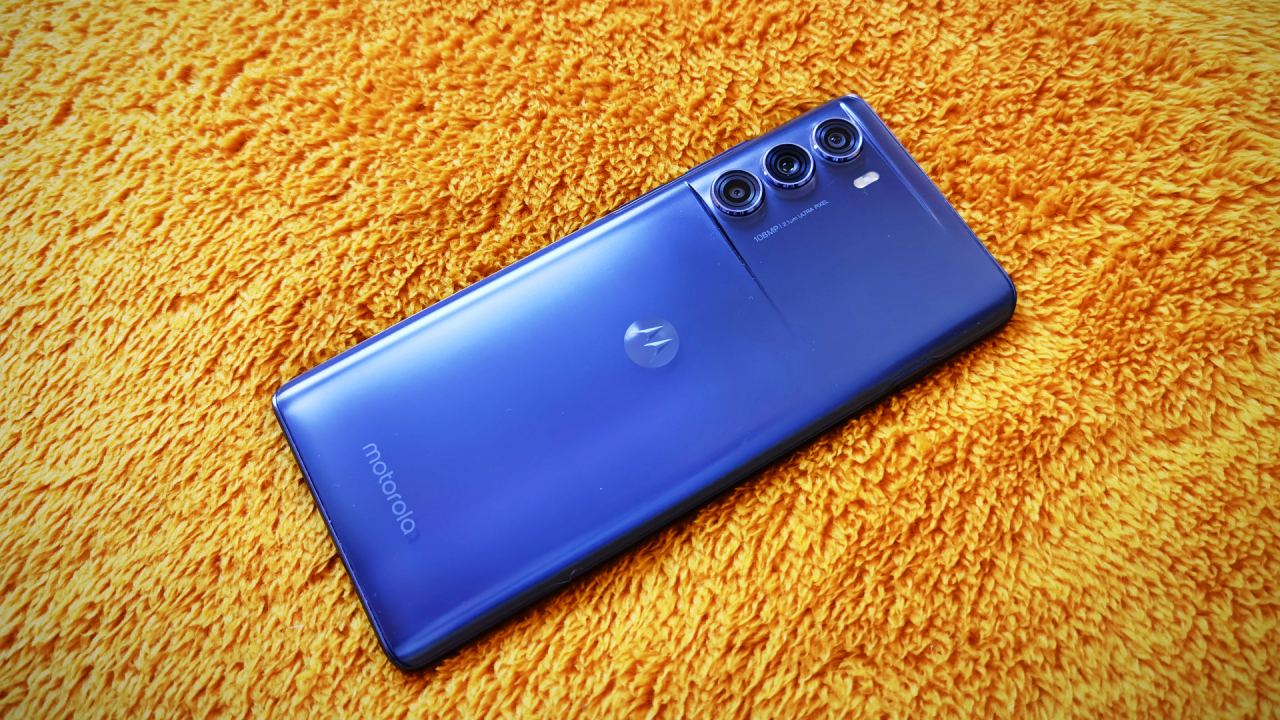 REVIEW Motorola Moto G200: Telefon accesibil, putere la superlativ