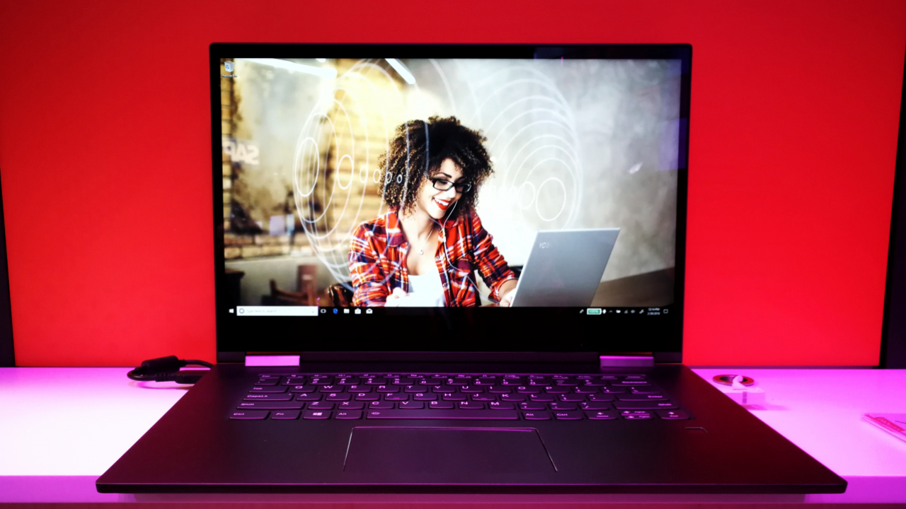 Lenovo Yoga 730 e un laptop care vine cu două "secretare" la pachet