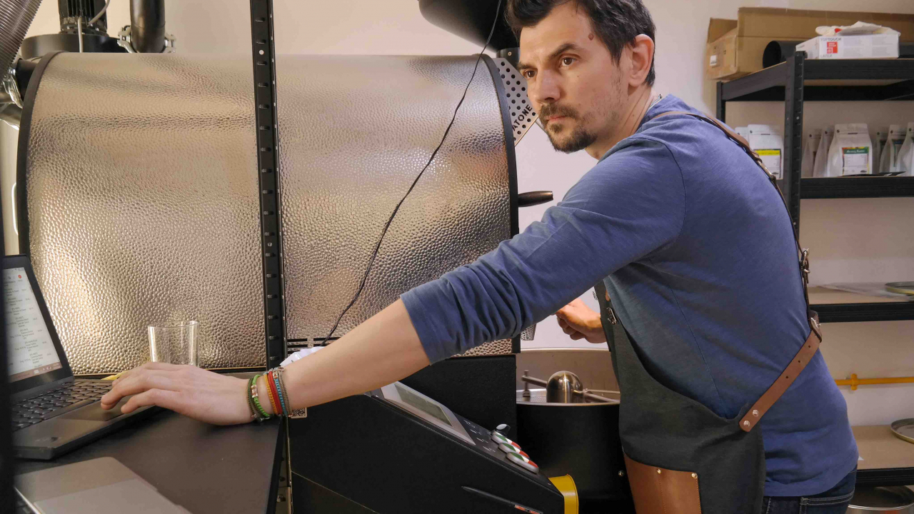 Românul vicecampion mondial la prăjit cafea își lansează un magazin de profil