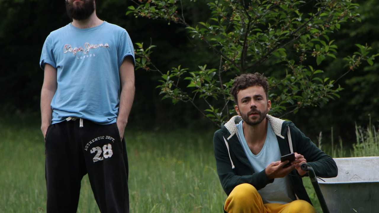 Antreprenori sociali: fac și vând brățări românești, iar acestea devin copaci