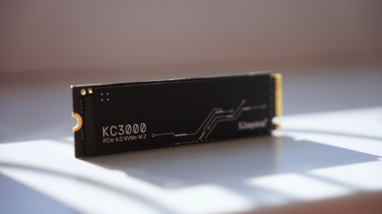 REVIEW Kingston KC3000 - un SSD PCIe 4.0 cu super viteze pentru sistemul tău