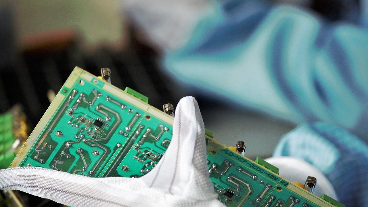 Până la 200.000 de euro și sprijin în afaceri pentru startup-uri tech