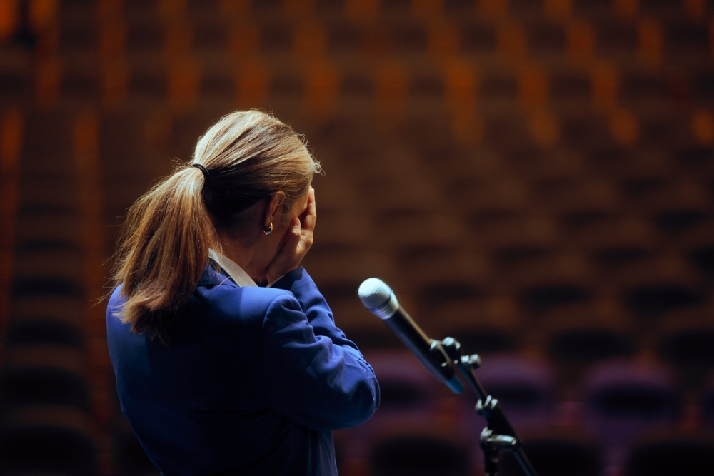 Sindromul Impostorului: Ce este și cum poate duce la burnout?