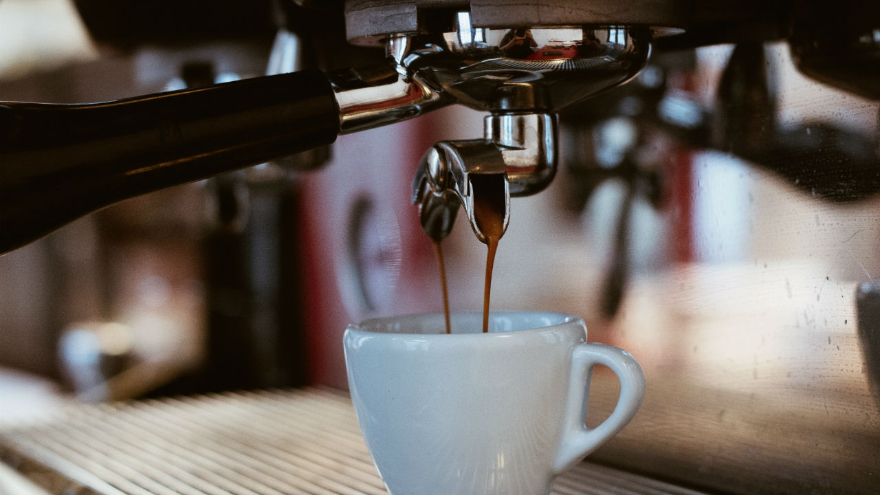 Canicula topește prețurile: reduceri la aparate de cafea, până la 60% 