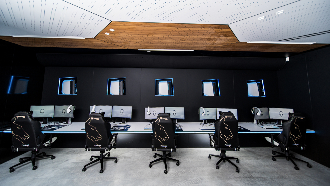 Cum arată și cum funcționează un cantonament pentru gameri profesioniști