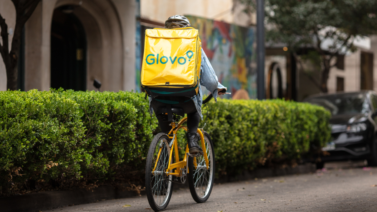 Cu Glovo vei putea comanda acum și produse de la Mobexpert