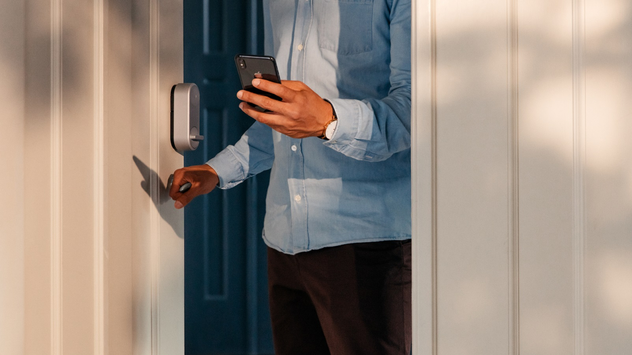 Yale lansează o încuietoare smart care-ți transformă telefonul în cheie