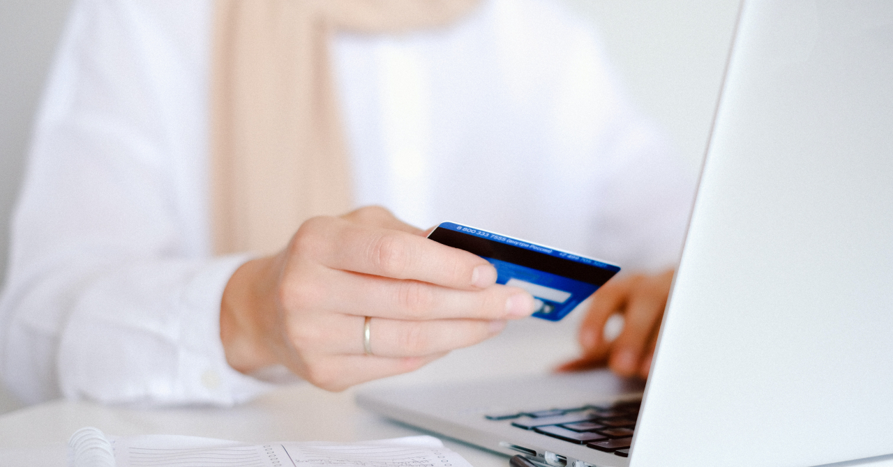 Românii cumpără online chiar dacă nu mai au restricții: +80% în eCommerce