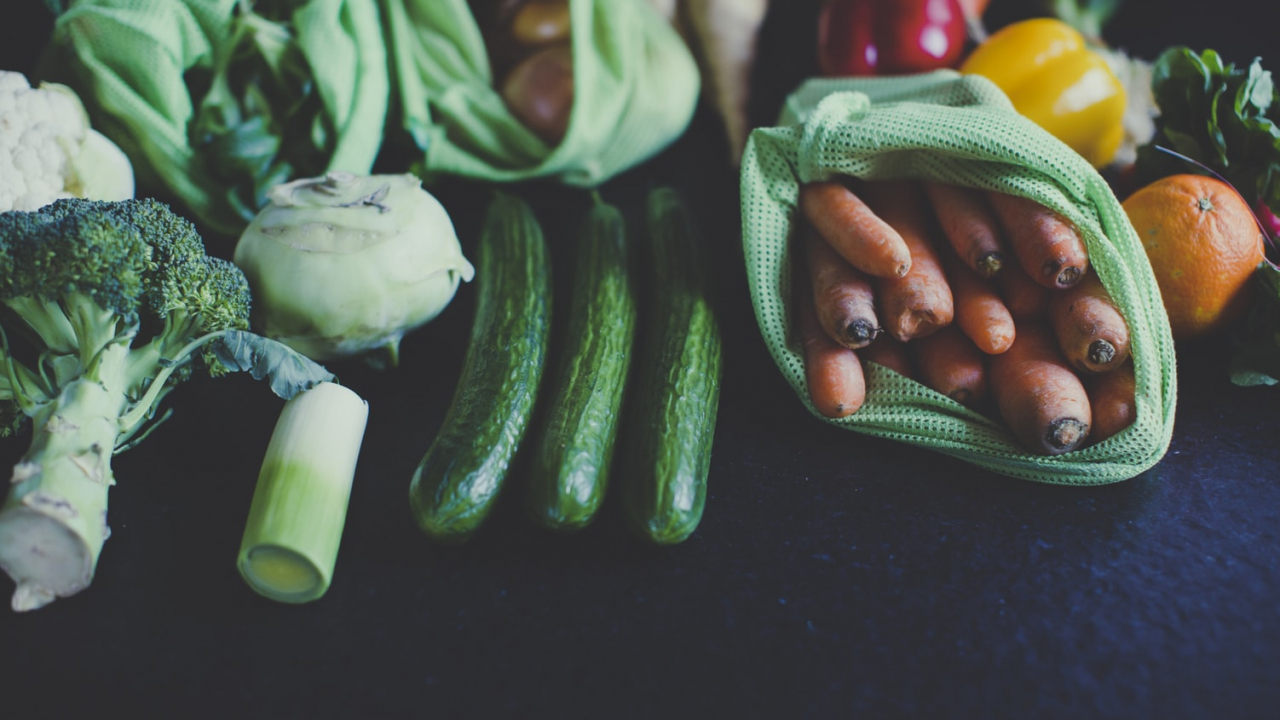 Auchan, livrare într-o oră în București. Parteneriat cu o aplicație din Spania